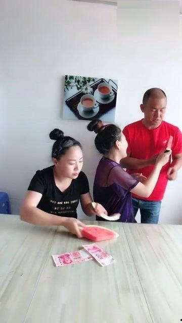 搞笑娱乐吃瓜少女,吃瓜少女的欢乐日常